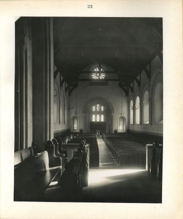 [Egreja do Cemiterio Inglez; vista do interior, do altar para a entrada]