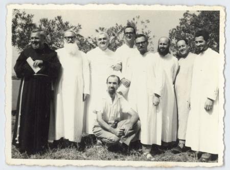 <b>[Fotografia 1968 (em batina[...]</b>