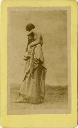 Mulher eg�pcia com crian�a nua aos ombros