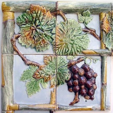 Canto decorativo  com parras e um cacho de uvas